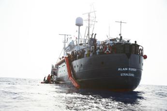 Alan Kurdi soccorre 62 persone, a bordo anche bimbo di 6 mesi